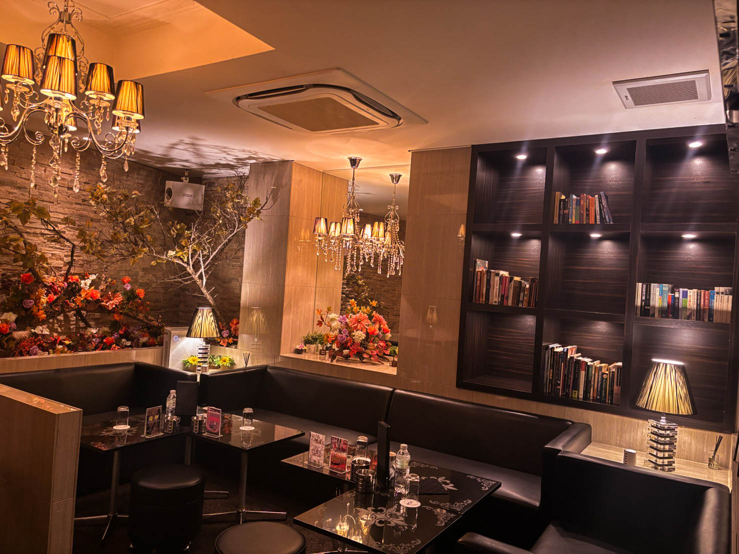 ラグジュアリーな店内